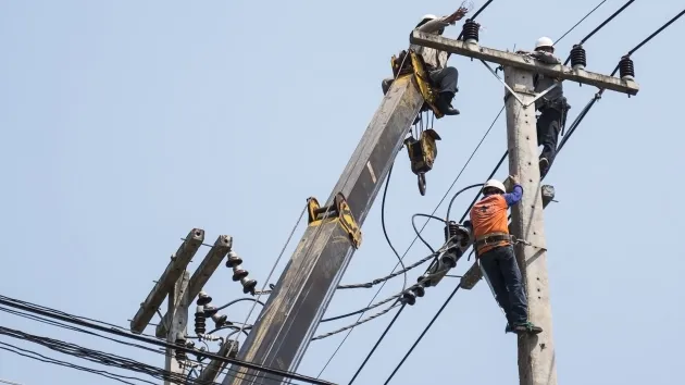 Enea Serwis - pracownicy na słupie energetycznym Enea Serwis - pracownicy na słupie energetycznym