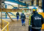 Pracownicy w kaskach na terenie elektrowni
