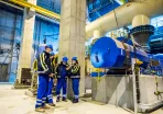 Pracownicy w kaskach na terenie elektrowni